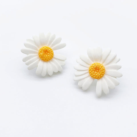 Resin Daisy Earrings (White)